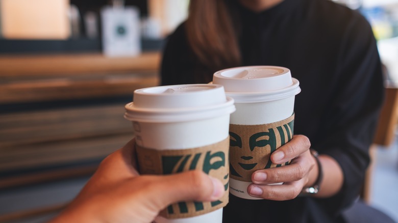 couple drinking starbucks